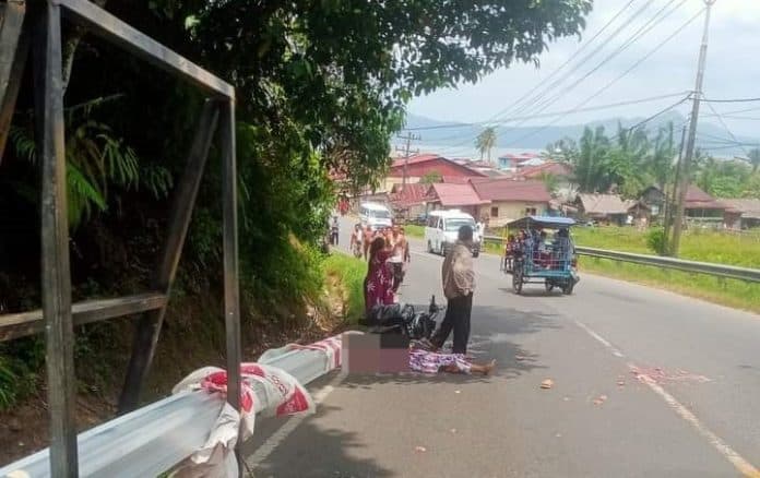 oleng_hendak_menyalip_penumpang_motor_tewas_terlindas_truk_tangki_lpg
