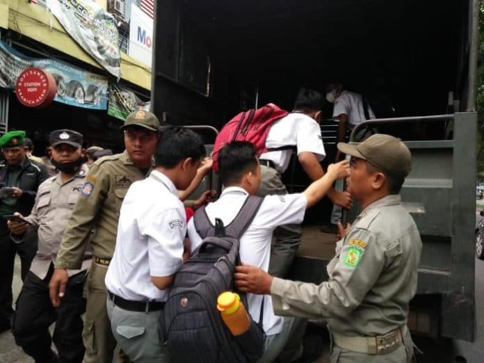 operasi_kasih_sayang_tim_gabungan_pemko_medan_jaring_pelajar_dari_warnet_dan_kafe