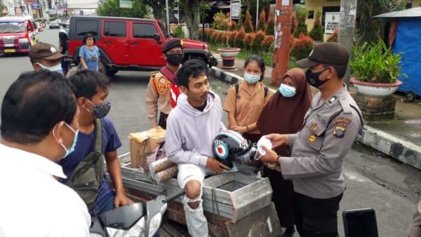 operasi_yustisi_covid_19_polres_siantar_gandeng_pramuka_saka_bhayangkara