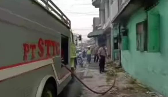 orang_gila_bakar_sampah_ruko_kosong_di_jalan_cokroaminoto_siantar_terbakar