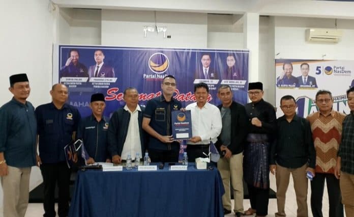 orang_pertama_ridha_kembalikan_berkas_pendaftaran_ke_nasdem_medan