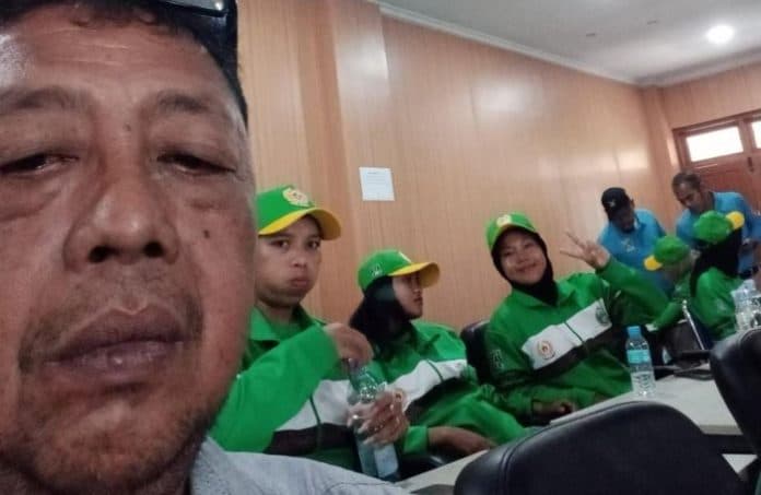 orang_tua_ade_atlet_pentaque_peraih_medali_pernah_gadaikan_motor_demi_kuliah_anak