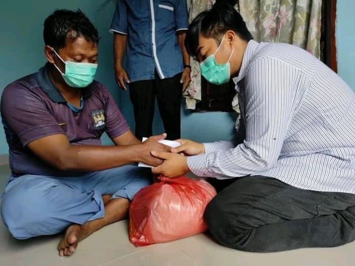 orangtua_anak_yang_tewas_tersetrum_listrik_pln_menangis_haru_terima_santunan_dari_bupati_batu_bara