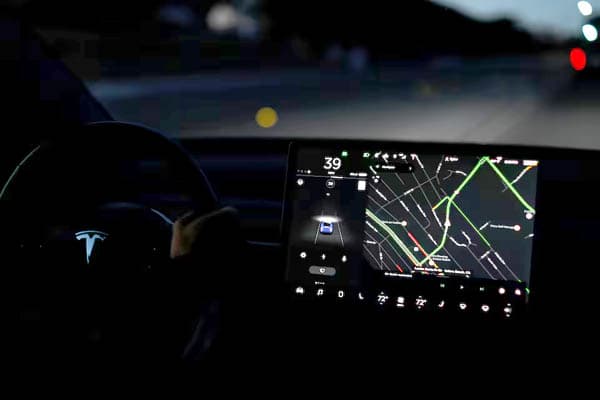 otoritas_keamanan_otomotif_as_selidiki_2_juta_mobil_tesla_terkait_autopilot