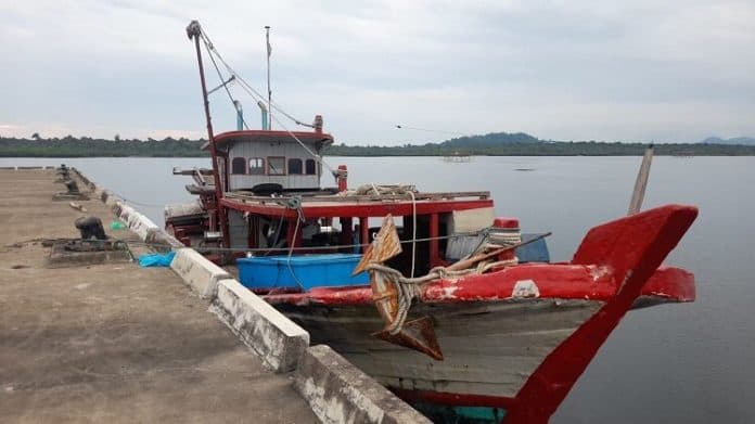 p21_lanal_sibolga_serahkan_tersangka_dan_barang_bukti_kapal_tanpa_nama_ke_kejaksaan