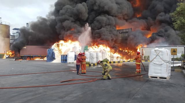 pabrik_minyak_goreng_di_medan_satria_terbakar_9_orang_tewas