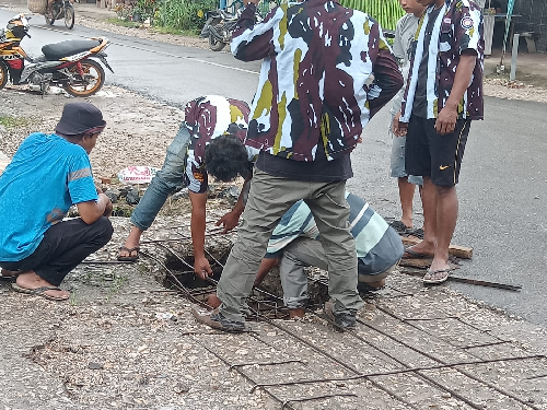 pac_ipk_spp_perbaiki_jalan_dengan_lubang_menganga_di_parongil