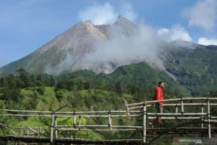 pagi_ini_gunung_merapi_alami_12_kali_gempa_guguran