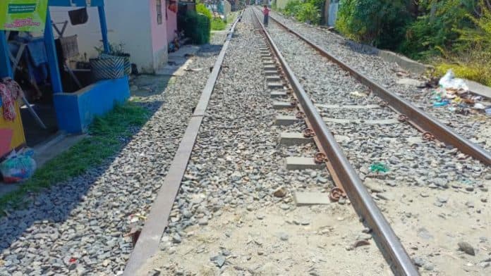 pak_ogah_pos_polisi_pasar_horas_tewas_ditabrak_kereta_api_di_siantar