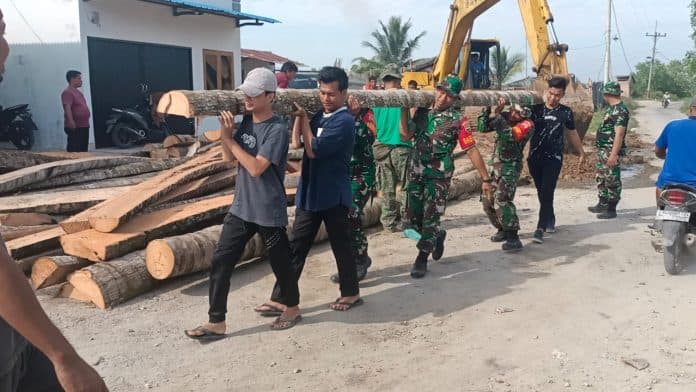 paksa_excavator_seberat_18_ton_melintas_jembatan_penghubung_desa_tanjung_rejo_ambruk