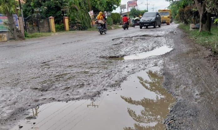 panas_berdebu_hujan_berkubang_jalan_galang_lubuk_pakam_memprihatinkan