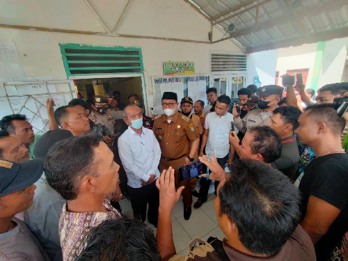 panas_panitia_pilkades_desa_padang_mahondang_tetap_bekerja_meski_dipecat_bpd
