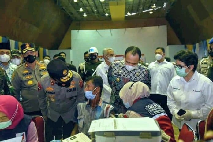 pangdam_ibb_bersama_kapoldasu_pantau_vaksinasi_massal_di_batu_bara