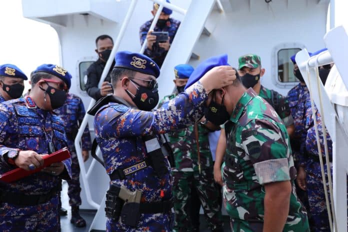 pangdam_terima_brevet_kehormatan_bhayangkara_bahari