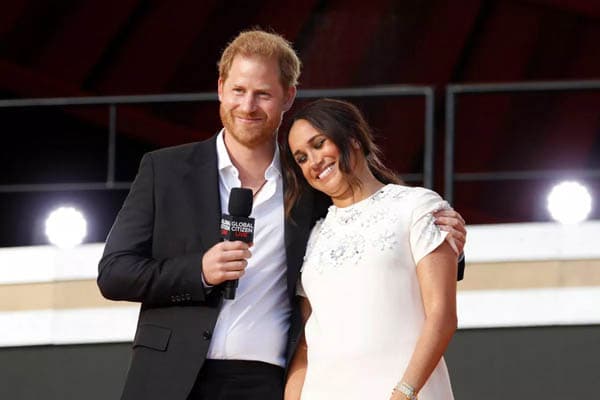 pangeran_harry_disebut_selalu_bau_rokok_dan_alkohol_sebelum_bertemu_meghan_markle