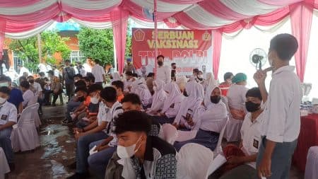 panglima_tni_dan_kapolri_pantau_serbuan_vaksin_pelajar_di_medan_marelan