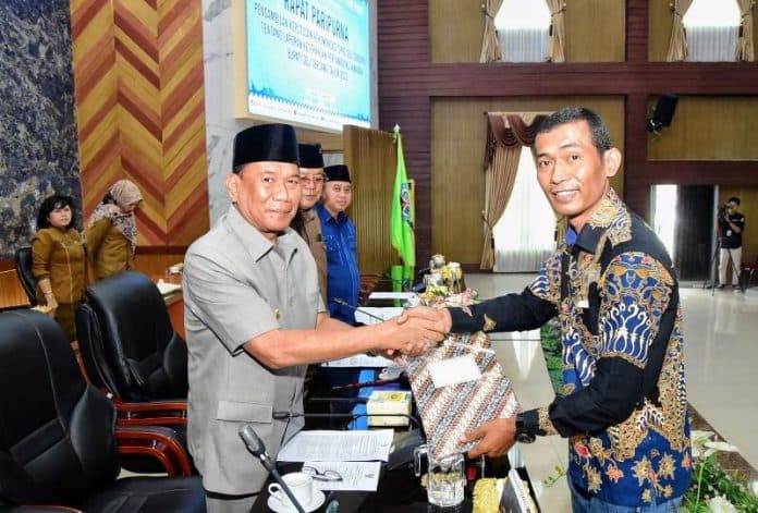 pansus_dprd_deli_serdang_serahkan_rekomendasi_lkpj_ta_2022_pada_bupati