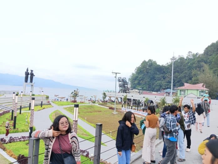 pantai_bebas_parapat_tempat_favorit_swafoto_parkir_dan_sampah_jadi_perhatian_pengunjung
