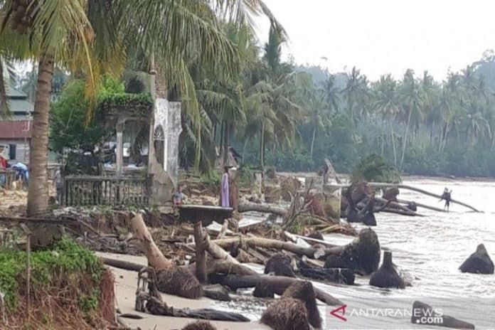 pantai_tabuyung_madina_abrasi_sepanjang_satu_kilometer
