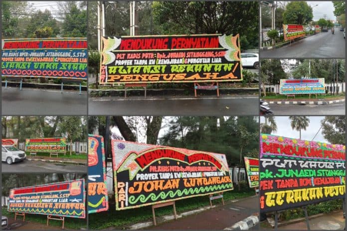 papan_bunga_dukungan_proyek_tanpa_kw_berjajar_di_areal_kantor_dprd_siantar