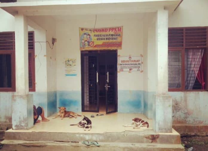 parah_kantor_desa_bandar_gunung_jarang_dibuka_dan_ditunggui_anjing_warga