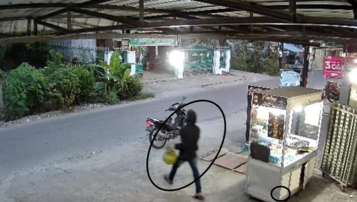parah_pria_ini_terekam_kamera_cctv_curi_tabung_gas_milik_cafe_di_helvetia