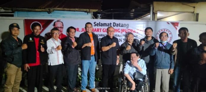 parbato_dan_junimart_girsang_diskusi_kemajuan_organisasi_lintas_budaya_di_dairi