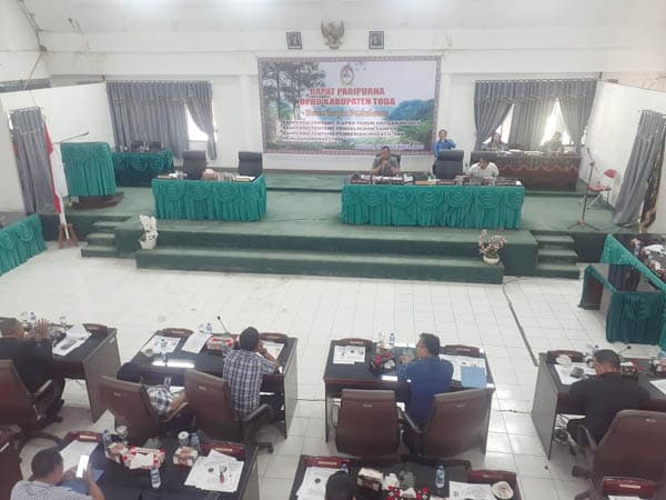 paripurna_diskors_menunggu_putusan_banmus_pembahasan_3_ranperda_kabupaten_toba_tertunda