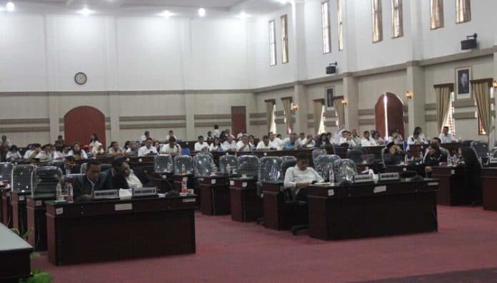 paripurna_molor_5_jam_picu_puncak_kekecewaan_anggota_dprd_simalungun_dan_wo