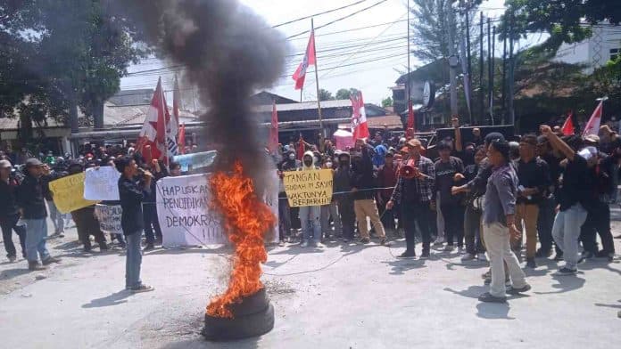 parkir_berbayar_picu_aksi_demo_mahasiswa_unpri_berujung_polemik_pemecatan_dan_skorsing_mahasiswa