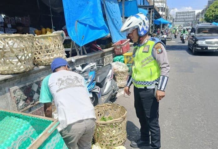 parkir_di_bahu_jalan_samping_pasar_horas_picu_macet_kasat_lantas_buka_suara