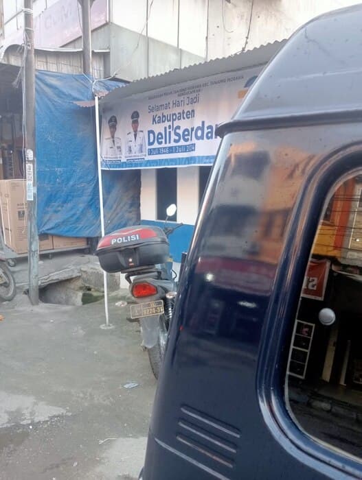 parkir_di_depan_pospam_polsek_tanjung_morawa_dipungli_jukir_liar