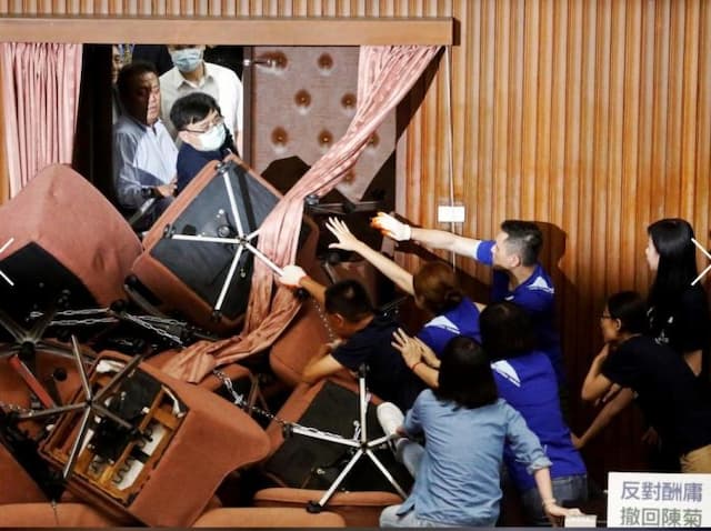parlemen_taiwan_bentrok_setelah_partai_oposisi_menempati_posisi