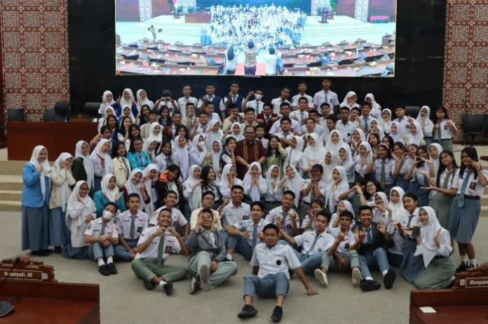parliament_tour_baskami_ginting_ajak_siswa_sma_bahas_perlindungan_perempuan_dan_anak