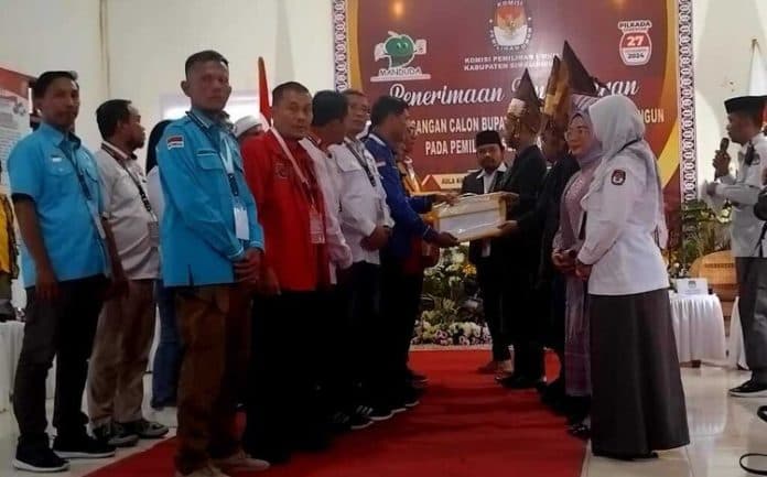 partai_pengusung_serahkan_berkas_pencalonan_rhs_dan_azi_pratama_ke_kpu_simalungun