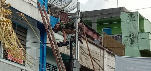 pasang_lampu_rico_marpaung_tewas_tersengat_di_tiang_listrik