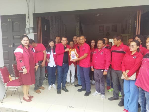 pasangan_kader_pdip_mangatas_sarma_siap_bertarung_di_pilkada_toba_2024