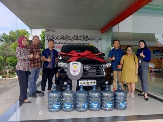 pasangan_suami_istri_di_belawan_beli_mobil_impian_dengan_tabungan_uang_receh