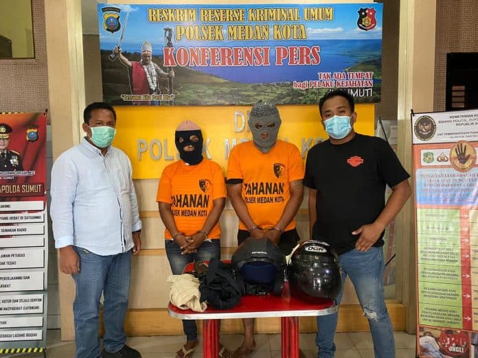 pasangan_suami_istri_terekam_cctv_curi_sepeda_motor_di_medan