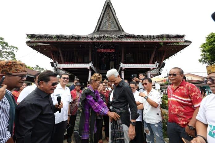 pasangkan_ulos_di_pinggang_ganjar_warga_simalungun_siap_berjuang_bersama