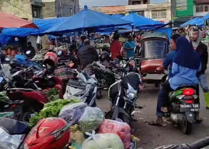 pasar_dwikora_semakin_semrawut_pedagang_dan_pembeli_mengeluh