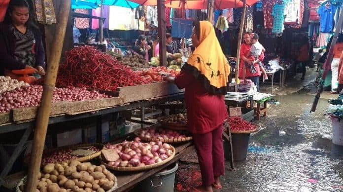 pasar_horas_dan_dwikora_becek_ini_kata_pengunjung