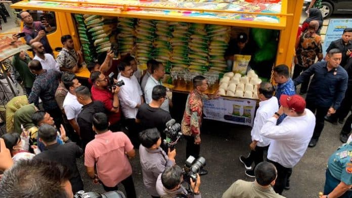 pasar_keliling_pemko_medan_disambut_antusias_warga
