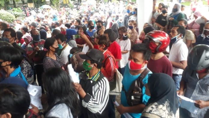 pasar_murah_kumkm_sumut_di_gor_pancing_warga_merasa_tertipu
