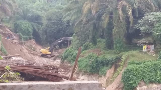 pasca_banjir_pemerintah_kecamatan_buat_jembatan_darurat