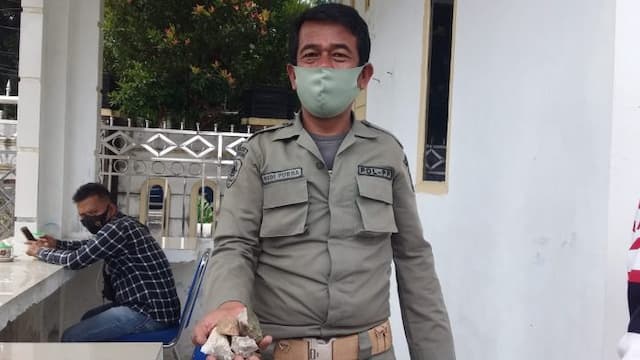 pasca_demo_mahasiswa_pos_jaga_kantor_dprd_siantar_dilempari_batu_belasan_otk