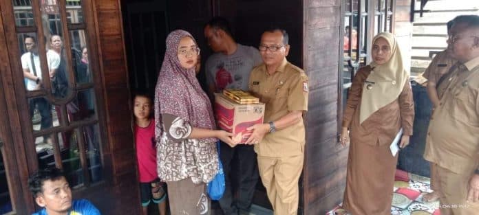 pasca_kebakaran_sekda_tanjung_balai_serahkan_bantuan_dan_imbau_tetap_waspada