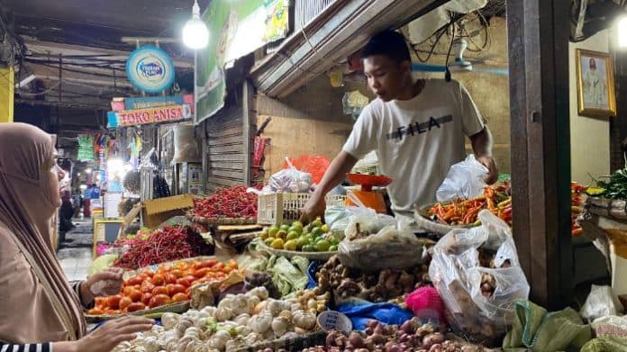pasca_longsor_harga_bahan_pokok_berangsur_turun_bawang_masih_mahal