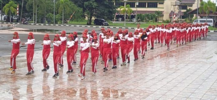 paskibra_sumut_tetap_berlatih_di_tengah_guyuran_hujan