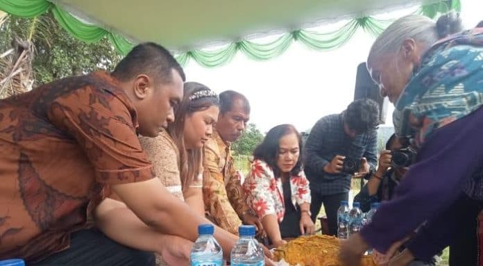 paslon_effendi_murphy_dapat_doa_restu_dari_hula_hula
